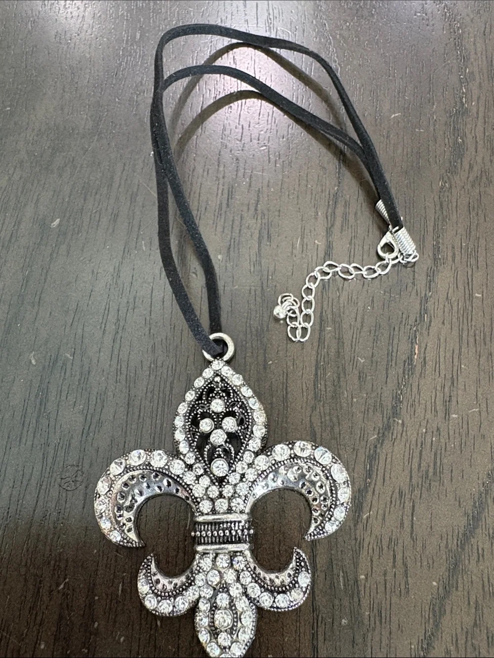 Rhinestone Fleur-de-Lis Pendant Necklace - Black
